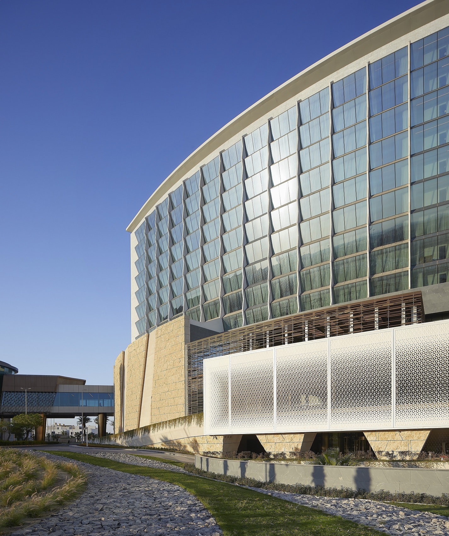 What distinguishes Grand Hyatt Kuwait by CallisonRTKL's architecture