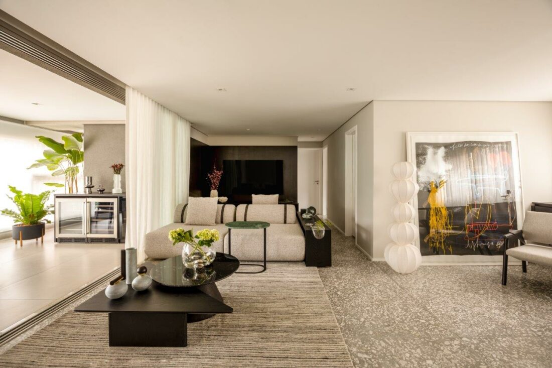 The project results in a contemporary apartment that combines comfort, functionality, personality, and sophistication