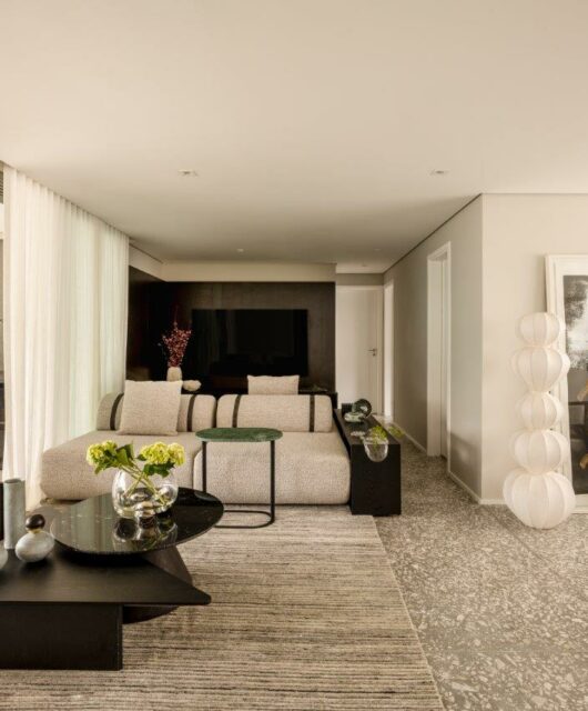 The project results in a contemporary apartment that combines comfort, functionality, personality, and sophistication