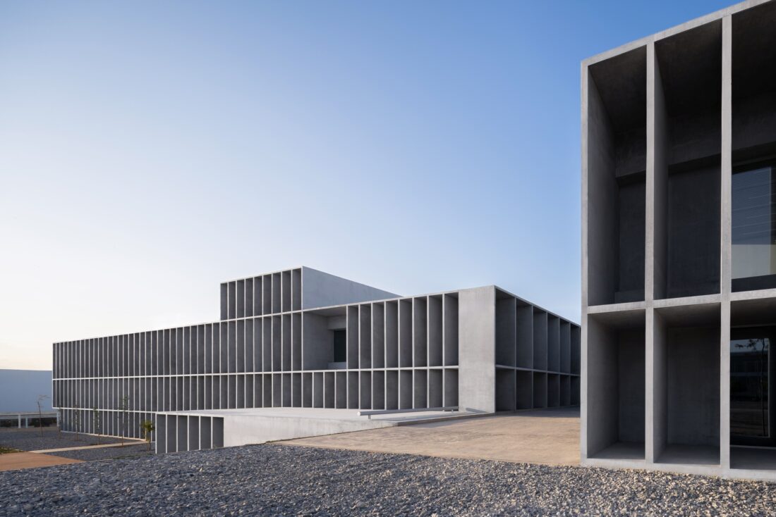 The building is conceived from a radical conceptual standpoint based on a unity of principles